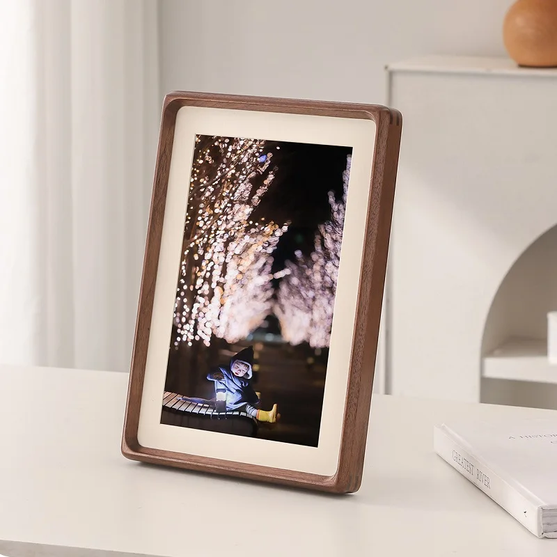 Bamboo Photo Frame - 無垢材を使用した写真立て。クルミ材の角フレームで、ご自宅のインテリアに最適。耐久性に優れたフォトフレームで、家族写真などを飾るのにぴったりです。